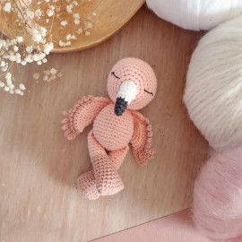Luna, mon mini flamant rose – Patron Crochet Gratuit PDF