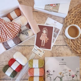 Un petit aperçu des dernières commandes.
Je suis un peu partout à la fois en ce moment : en famille, derrière mon crochet, à préparer vos commandes… et forcément, un peu moins présente par ici !
Merci pour votre patience et votre confiance, c’est toujours un bonheur de préparer vos petits colis.